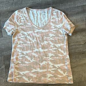 Banana Republic Malibu T-Shirt Women's Size Medium Pink Blush Camo V-Neck‎